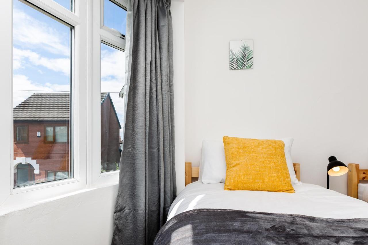 Вилла 1 Mile To Etihad Stadium & Coop Arena, Free Parking, 7 Ppl Манчестер Экстерьер фото