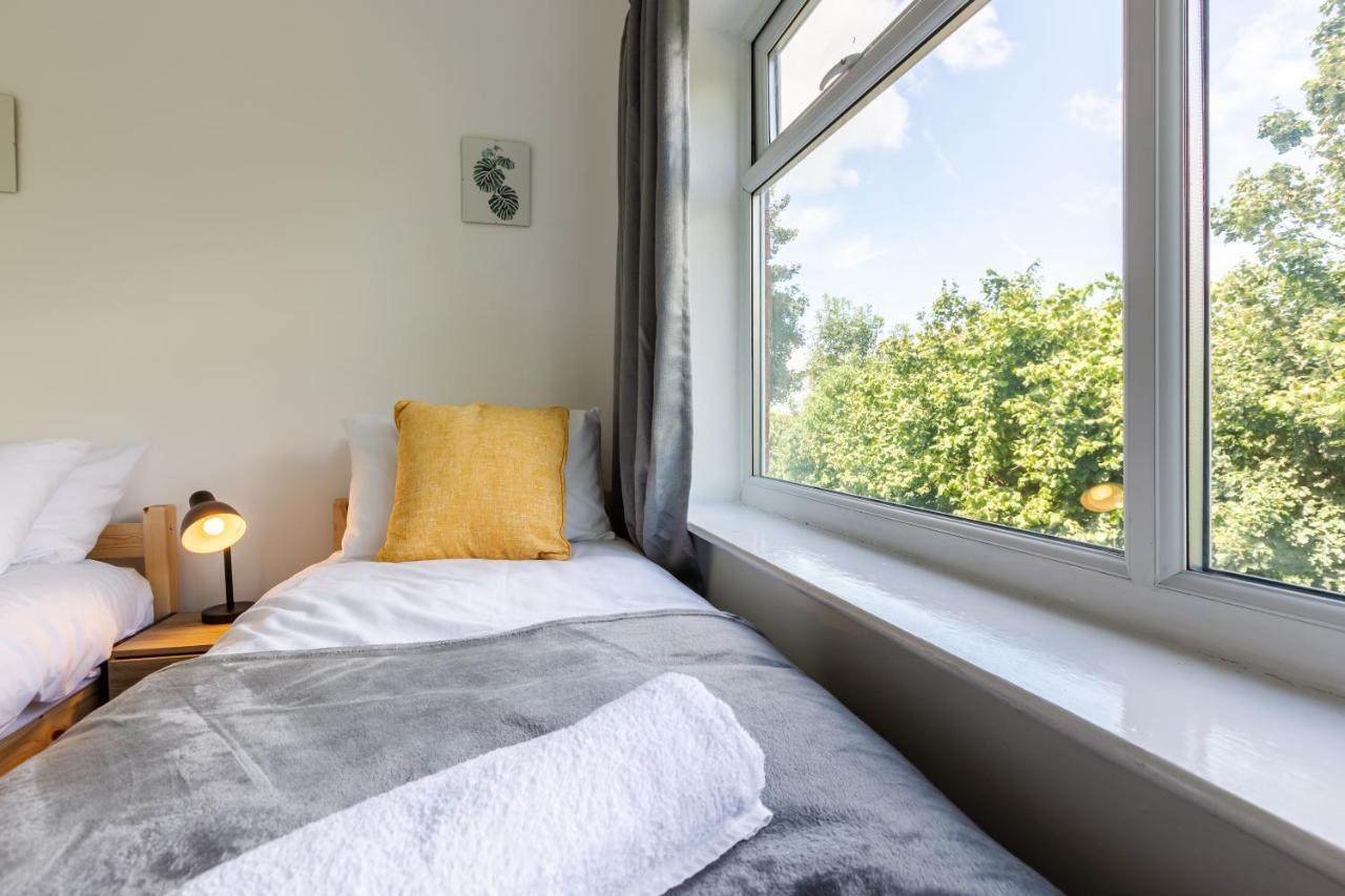 Вилла 1 Mile To Etihad Stadium & Coop Arena, Free Parking, 7 Ppl Манчестер Экстерьер фото